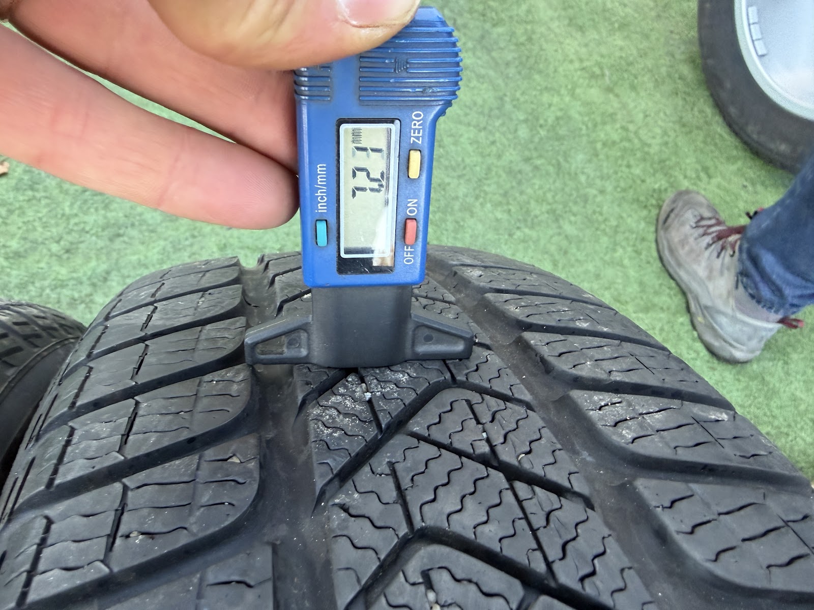 Pirelli 215/55 R17 - Image 5