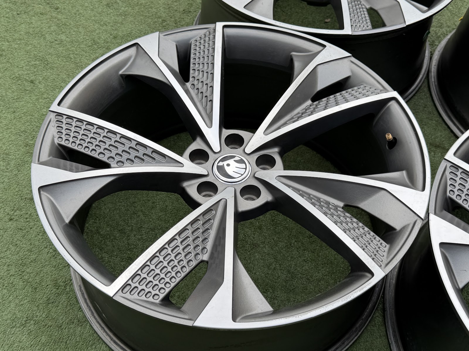 Skoda 9J, ET25 - Image 2
