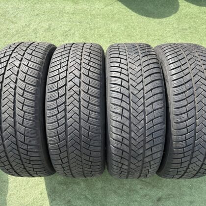 Vredestein 235/45 R20