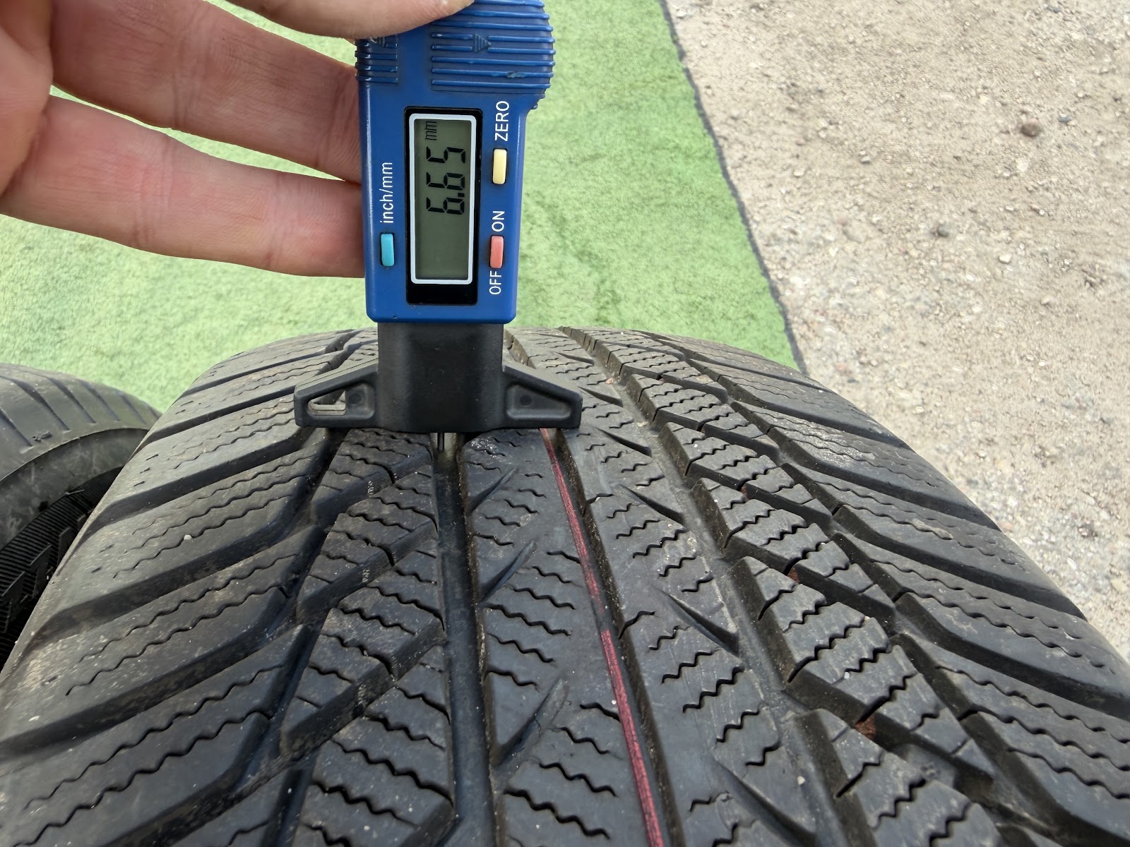 Bridgestone 215/65 R17 - Image 4